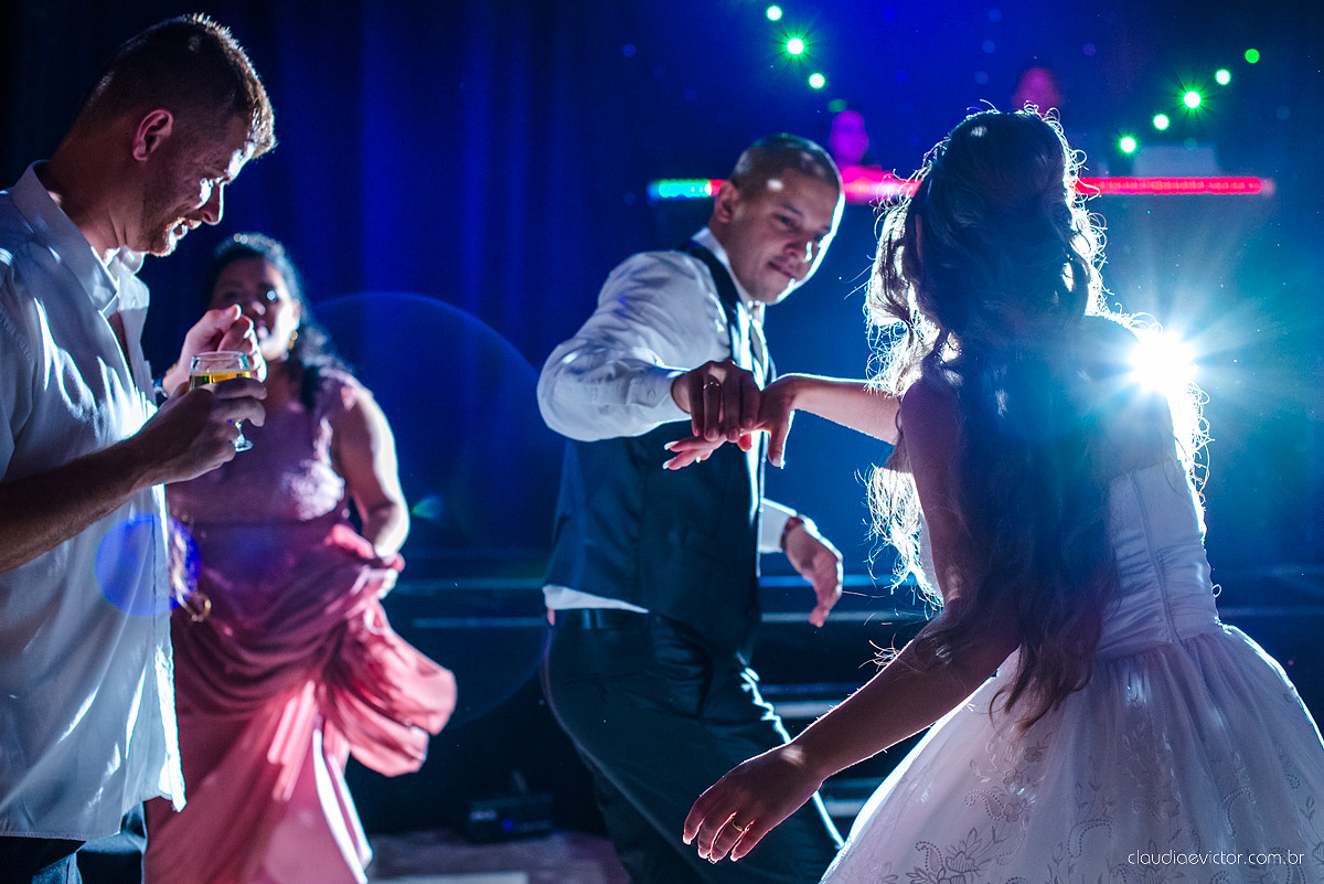 Lindo casamento com noivo e noiva vestido ensaio externo em Pedra Azul por fotógrafos de casamento de Vila Velha fotógrafos de casamento de Vitória fotógrafos de casamento de Serra Espirito Santo ES