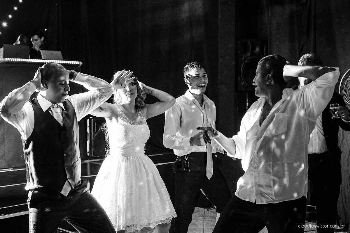 Lindo casamento com noivo e noiva vestido ensaio externo em Pedra Azul por fotógrafos de casamento de Vila Velha fotógrafos de casamento de Vitória fotógrafos de casamento de Serra Espirito Santo ES