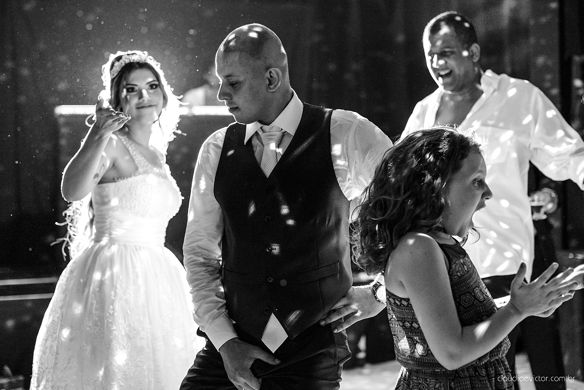 Lindo casamento com noivo e noiva vestido ensaio externo em Pedra Azul por fotógrafos de casamento de Vila Velha fotógrafos de casamento de Vitória fotógrafos de casamento de Serra Espirito Santo ES