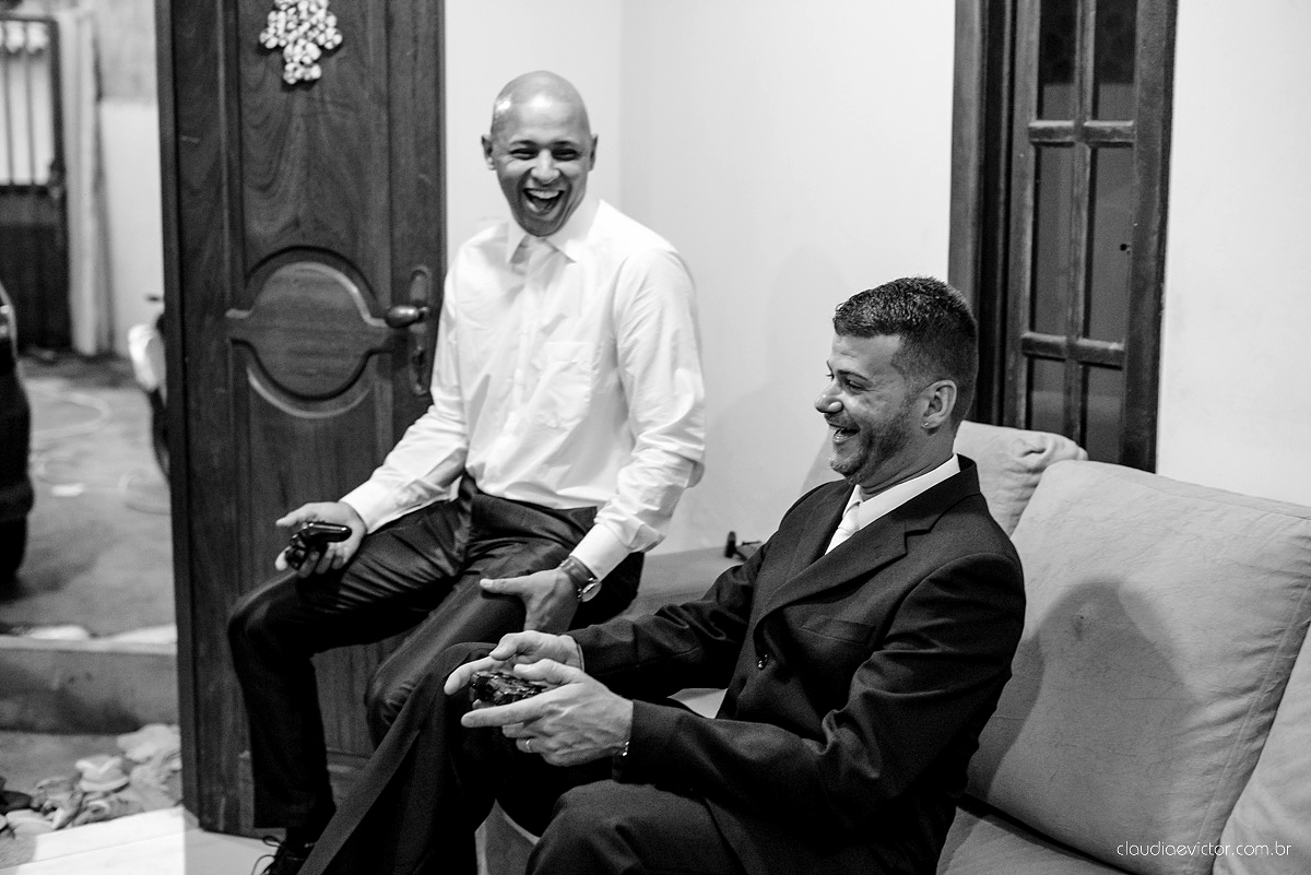 Lindo casamento com noivo e noiva vestido ensaio externo em Pedra Azul por fotógrafos de casamento de Vila Velha fotógrafos de casamento de Vitória fotógrafos de casamento de Serra Espirito Santo ES