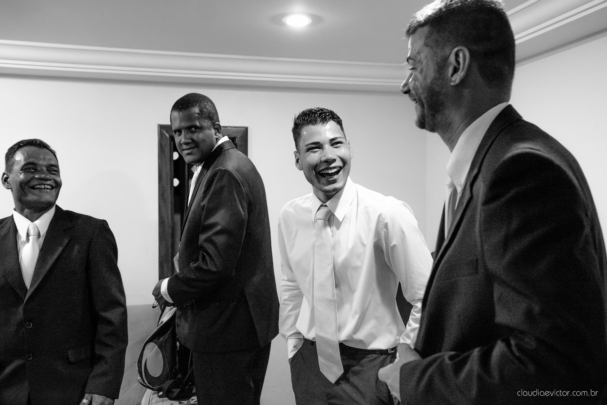 Lindo casamento com noivo e noiva vestido ensaio externo em Pedra Azul por fotógrafos de casamento de Vila Velha fotógrafos de casamento de Vitória fotógrafos de casamento de Serra Espirito Santo ES