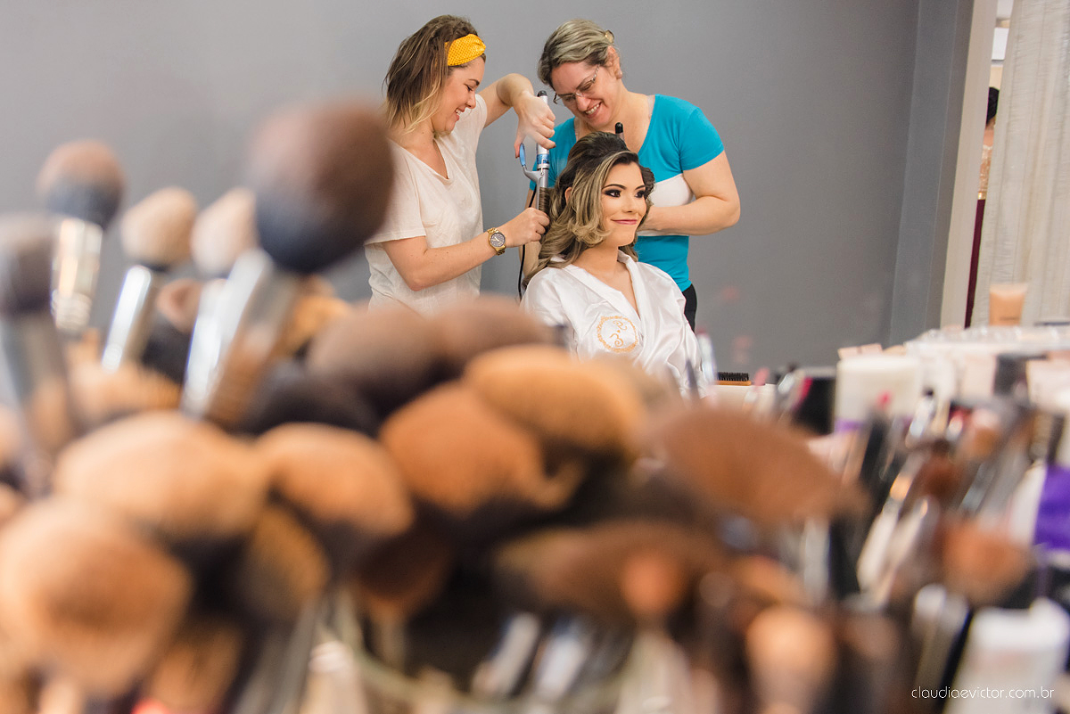 Lindo casamento com noivo e noiva vestido ensaio externo em Pedra Azul por fotógrafos de casamento de Vila Velha fotógrafos de casamento de Vitória fotógrafos de casamento de Serra Espirito Santo ES