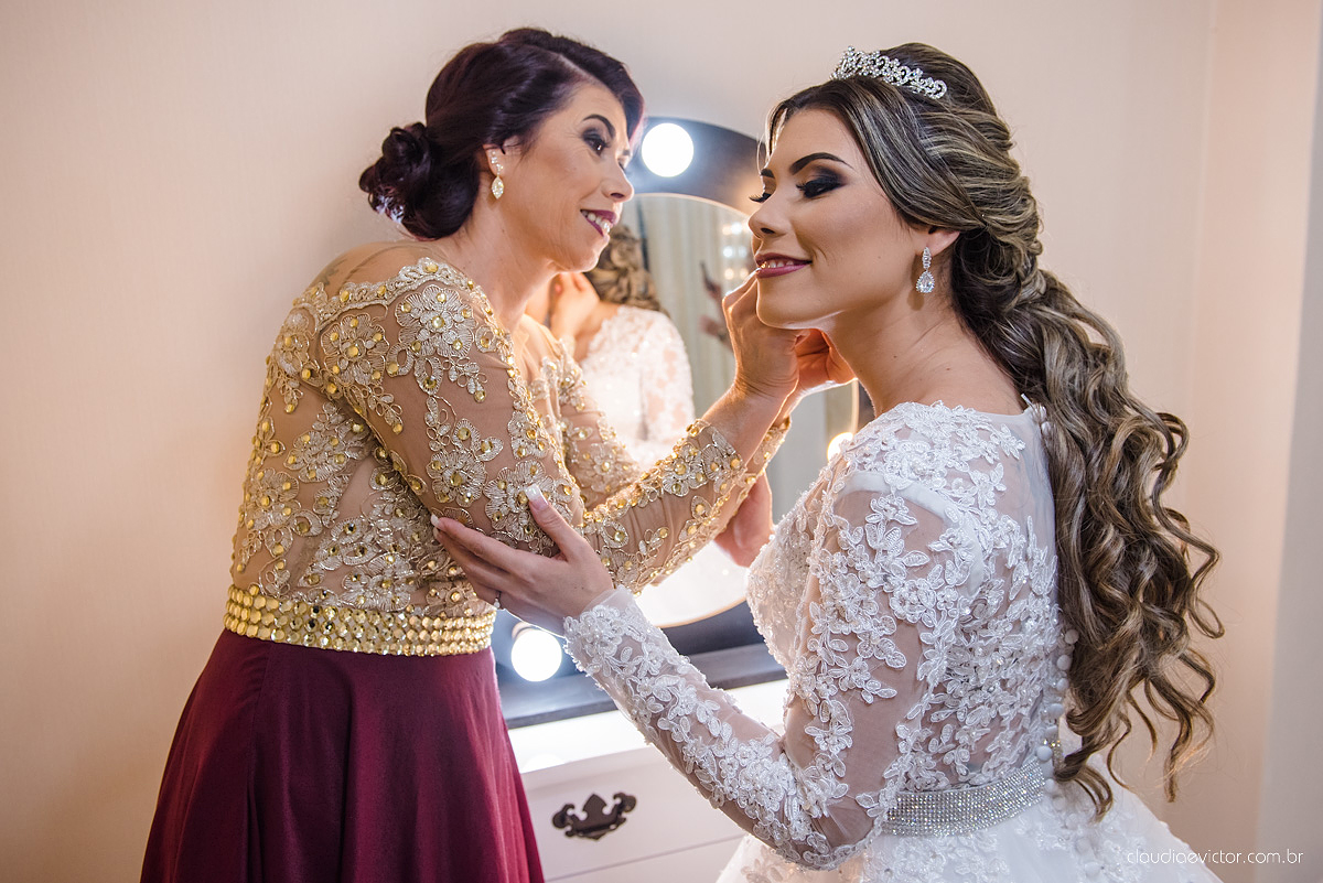 Lindo casamento com noivo e noiva vestido ensaio externo em Pedra Azul por fotógrafos de casamento de Vila Velha fotógrafos de casamento de Vitória fotógrafos de casamento de Serra Espirito Santo ES