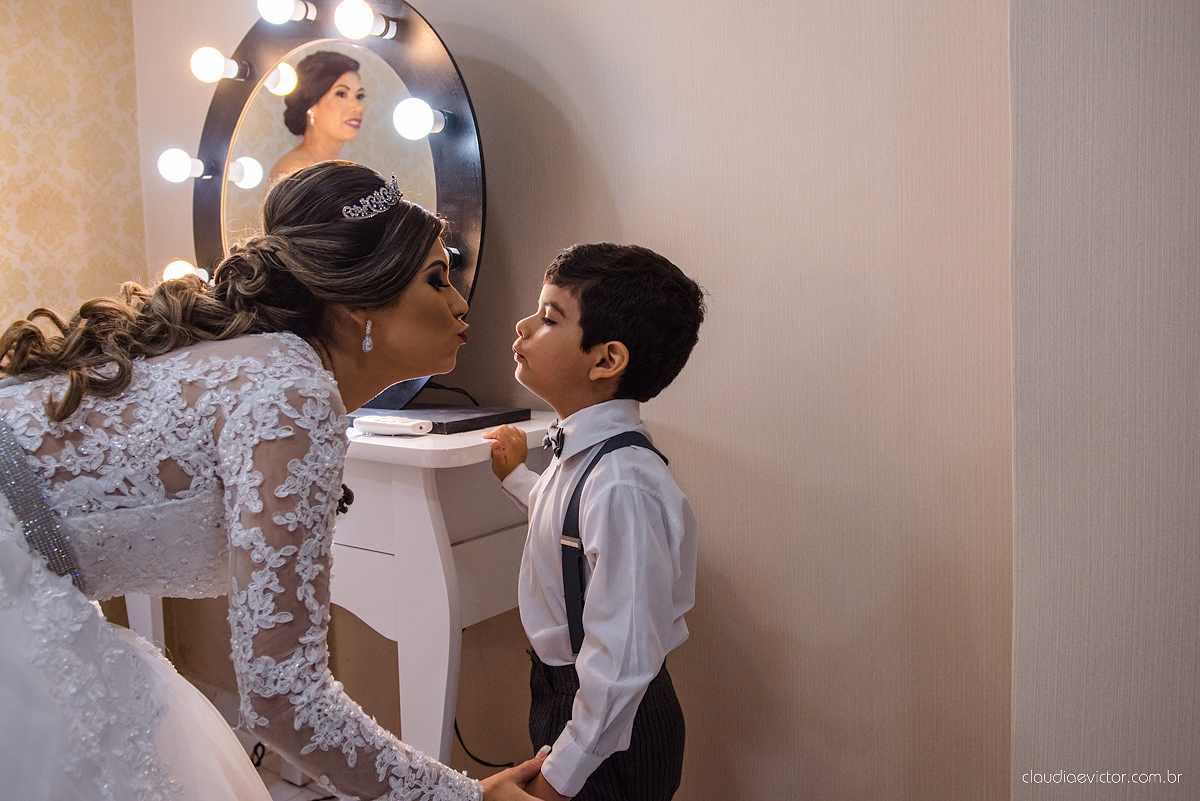 Lindo casamento com noivo e noiva vestido ensaio externo em Pedra Azul por fotógrafos de casamento de Vila Velha fotógrafos de casamento de Vitória fotógrafos de casamento de Serra Espirito Santo ES