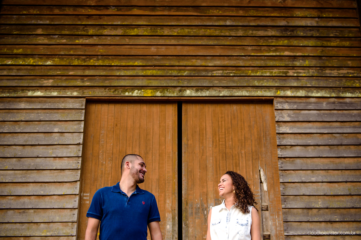 Ensaio pre wedding no campo. Noivos espontaneos e sorridentes preparando para o casamento por fotógrafos de casamento de Vila Velha fotógrafos de casamento de Vitória fotógrafos de casamento de Serra Espirito Santo ES