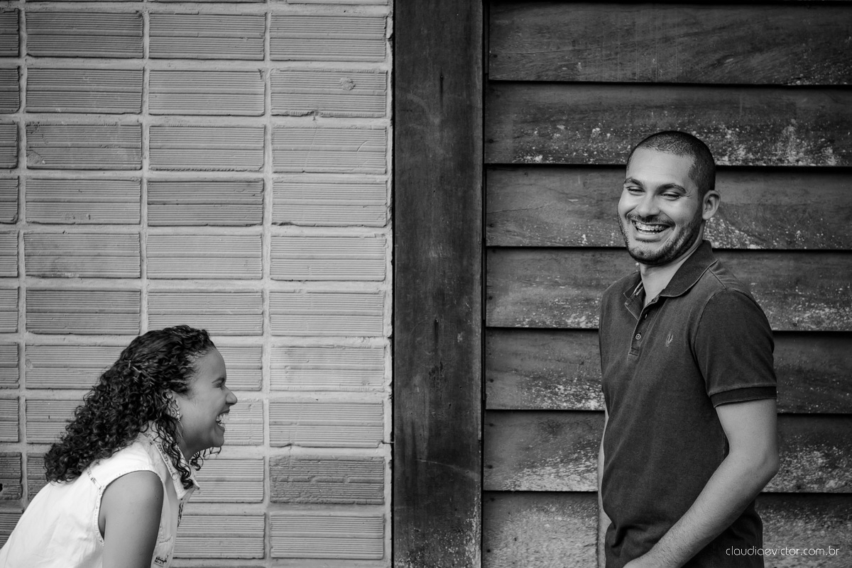Ensaio pre wedding no campo. Noivos espontaneos e sorridentes preparando para o casamento por fotógrafos de casamento de Vila Velha fotógrafos de casamento de Vitória fotógrafos de casamento de Serra Espirito Santo ES