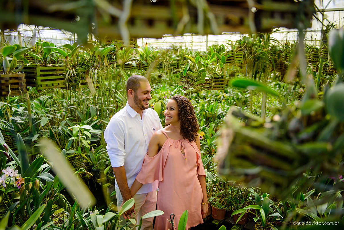 Ensaio pre wedding no campo. Noivos espontaneos e sorridentes preparando para o casamento por fotógrafos de casamento de Vila Velha fotógrafos de casamento de Vitória fotógrafos de casamento de Serra Espirito Santo ES
