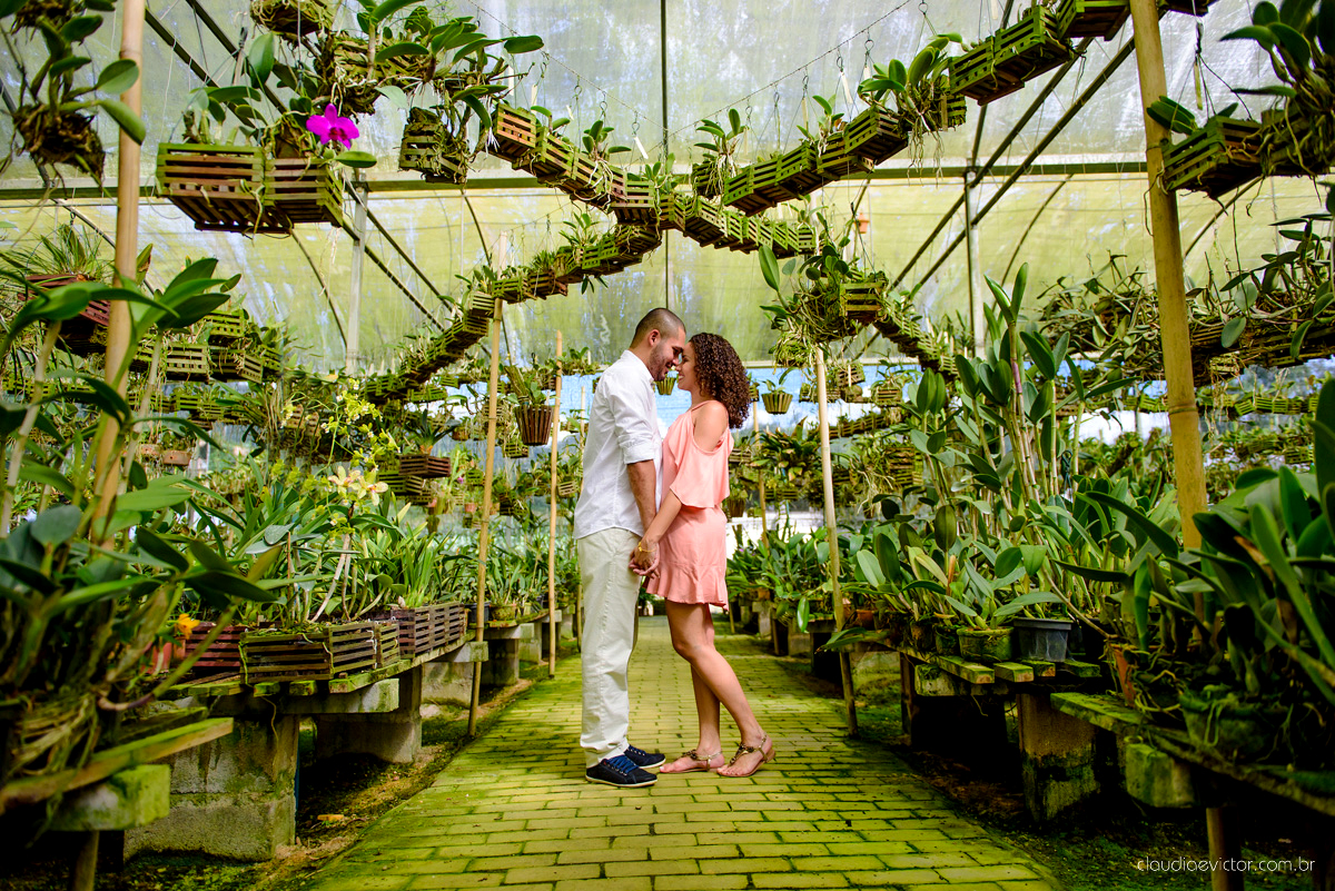 Ensaio pre wedding no campo. Noivos espontaneos e sorridentes preparando para o casamento por fotógrafos de casamento de Vila Velha fotógrafos de casamento de Vitória fotógrafos de casamento de Serra Espirito Santo ES
