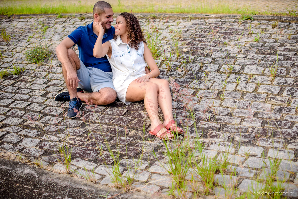 Ensaio pre wedding no campo. Noivos espontaneos e sorridentes preparando para o casamento por fotógrafos de casamento de Vila Velha fotógrafos de casamento de Vitória fotógrafos de casamento de Serra Espirito Santo ES
