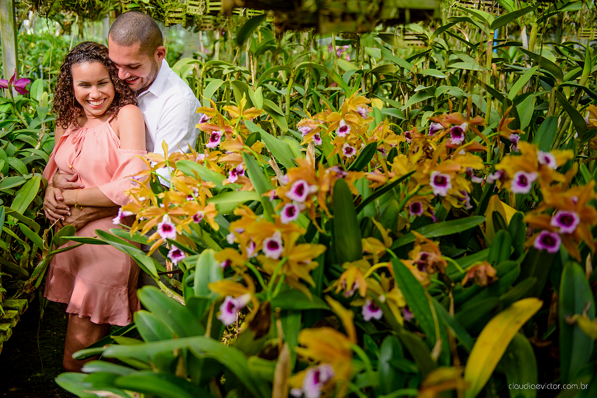 Ensaio pre wedding no campo. Noivos espontaneos e sorridentes preparando para o casamento por fotógrafos de casamento de Vila Velha fotógrafos de casamento de Vitória fotógrafos de casamento de Serra Espirito Santo ES