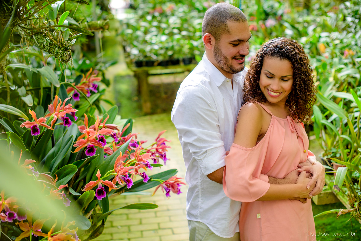 Ensaio pre wedding no campo. Noivos espontaneos e sorridentes preparando para o casamento por fotógrafos de casamento de Vila Velha fotógrafos de casamento de Vitória fotógrafos de casamento de Serra Espirito Santo ES