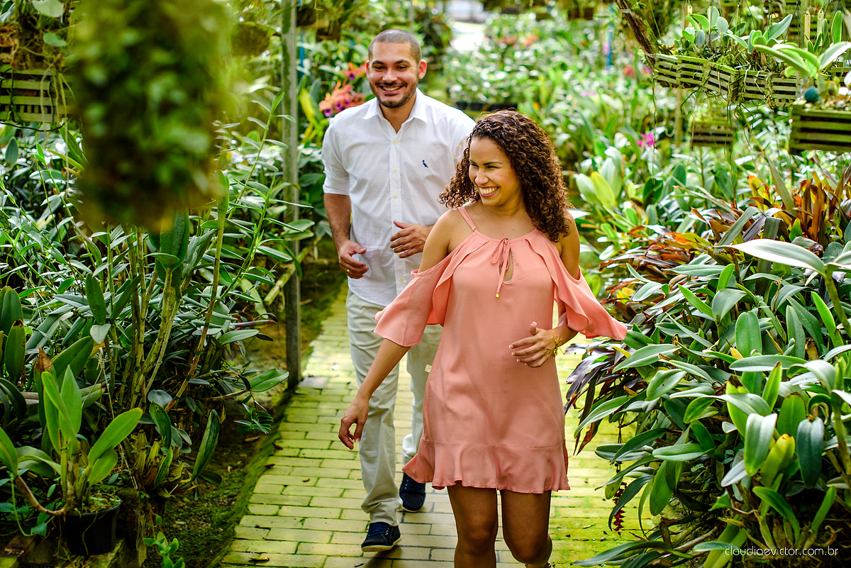 Ensaio pre wedding no campo. Noivos espontaneos e sorridentes preparando para o casamento por fotógrafos de casamento de Vila Velha fotógrafos de casamento de Vitória fotógrafos de casamento de Serra Espirito Santo ES