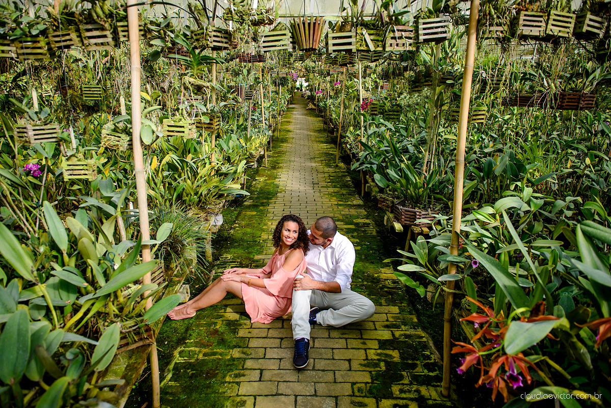 Ensaio pre wedding no campo. Noivos espontaneos e sorridentes preparando para o casamento por fotógrafos de casamento de Vila Velha fotógrafos de casamento de Vitória fotógrafos de casamento de Serra Espirito Santo ES
