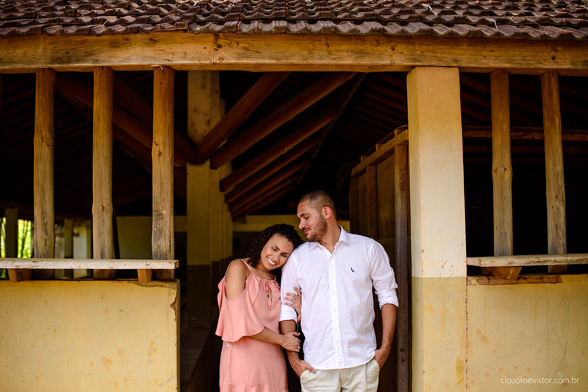 Ensaio pre wedding no campo. Noivos espontaneos e sorridentes preparando para o casamento por fotógrafos de casamento de Vila Velha fotógrafos de casamento de Vitória fotógrafos de casamento de Serra Espirito Santo ES