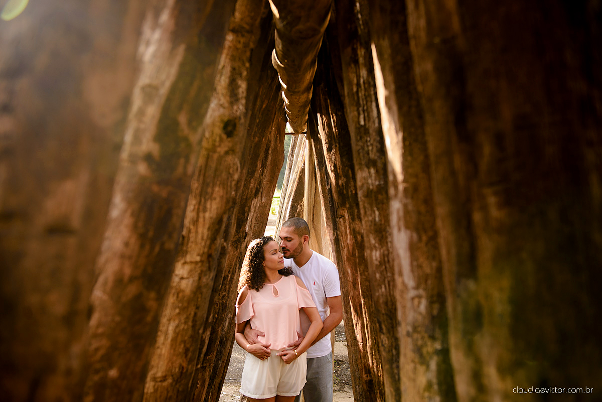 Ensaio pre wedding no campo. Noivos espontaneos e sorridentes preparando para o casamento por fotógrafos de casamento de Vila Velha fotógrafos de casamento de Vitória fotógrafos de casamento de Serra Espirito Santo ES