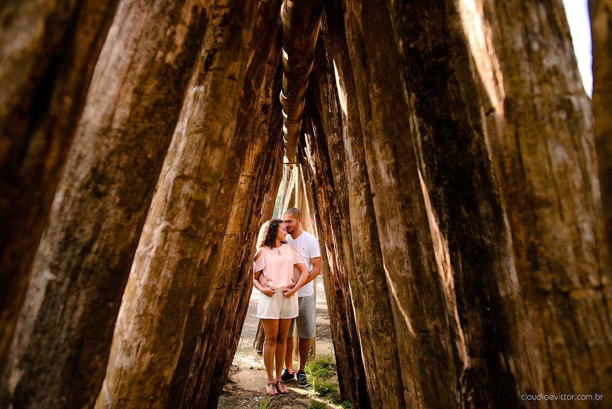 Ensaio pre wedding no campo. Noivos espontaneos e sorridentes preparando para o casamento por fotógrafos de casamento de Vila Velha fotógrafos de casamento de Vitória fotógrafos de casamento de Serra Espirito Santo ES