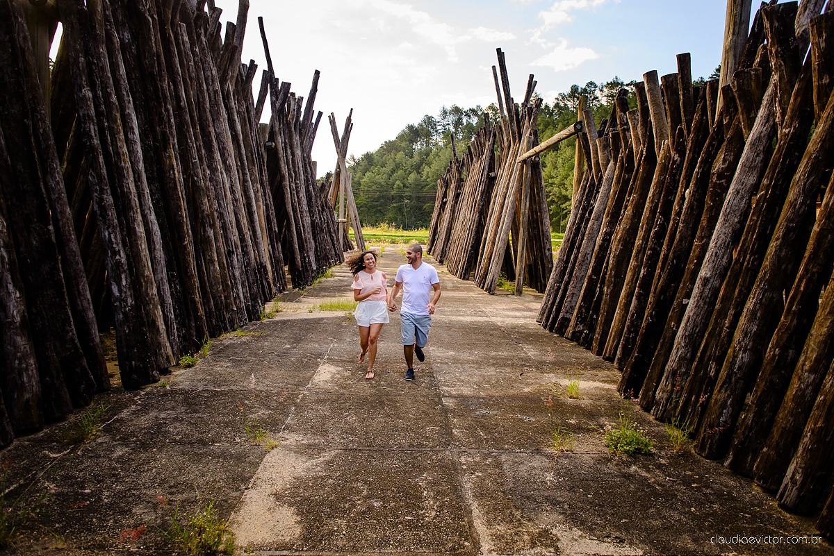 Ensaio pre wedding no campo. Noivos espontaneos e sorridentes preparando para o casamento por fotógrafos de casamento de Vila Velha fotógrafos de casamento de Vitória fotógrafos de casamento de Serra Espirito Santo ES