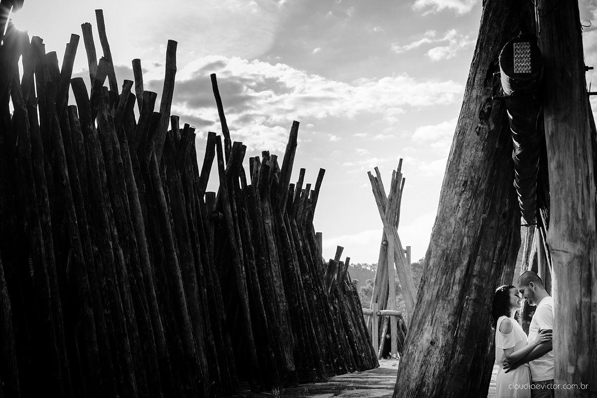 Ensaio pre wedding no campo. Noivos espontaneos e sorridentes preparando para o casamento por fotógrafos de casamento de Vila Velha fotógrafos de casamento de Vitória fotógrafos de casamento de Serra Espirito Santo ES