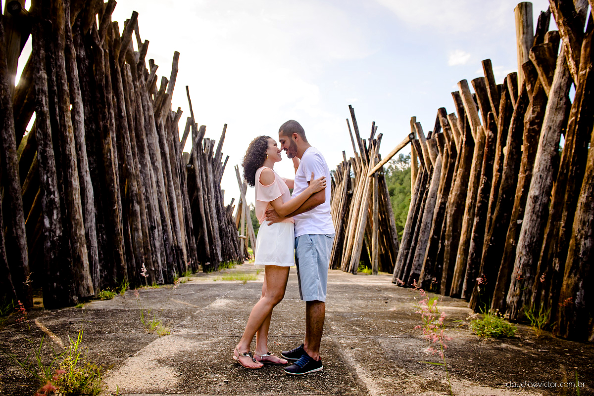 Ensaio pre wedding no campo. Noivos espontaneos e sorridentes preparando para o casamento por fotógrafos de casamento de Vila Velha fotógrafos de casamento de Vitória fotógrafos de casamento de Serra Espirito Santo ES
