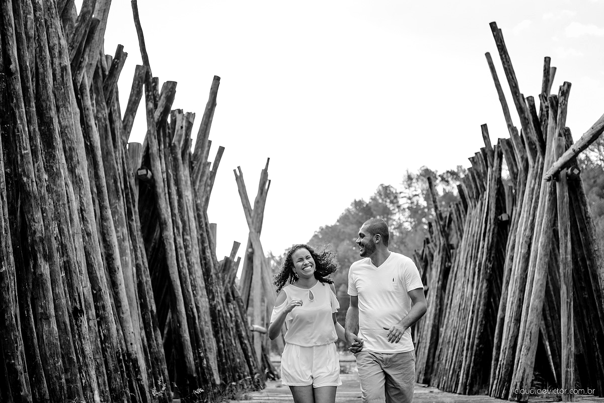 Ensaio pre wedding no campo. Noivos espontaneos e sorridentes preparando para o casamento por fotógrafos de casamento de Vila Velha fotógrafos de casamento de Vitória fotógrafos de casamento de Serra Espirito Santo ES