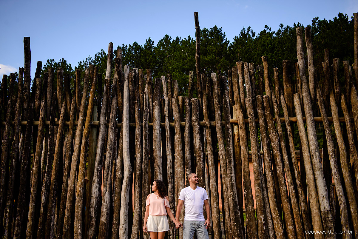 Ensaio pre wedding no campo. Noivos espontaneos e sorridentes preparando para o casamento por fotógrafos de casamento de Vila Velha fotógrafos de casamento de Vitória fotógrafos de casamento de Serra Espirito Santo ES