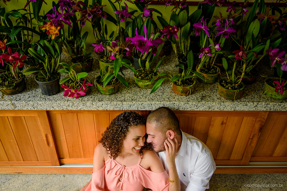 Ensaio pre wedding no campo. Noivos espontaneos e sorridentes preparando para o casamento por fotógrafos de casamento de Vila Velha fotógrafos de casamento de Vitória fotógrafos de casamento de Serra Espirito Santo ES