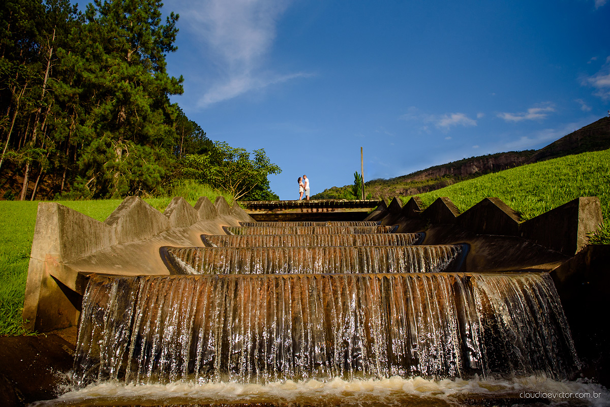 Ensaio pre wedding no campo. Noivos espontaneos e sorridentes preparando para o casamento por fotógrafos de casamento de Vila Velha fotógrafos de casamento de Vitória fotógrafos de casamento de Serra Espirito Santo ES
