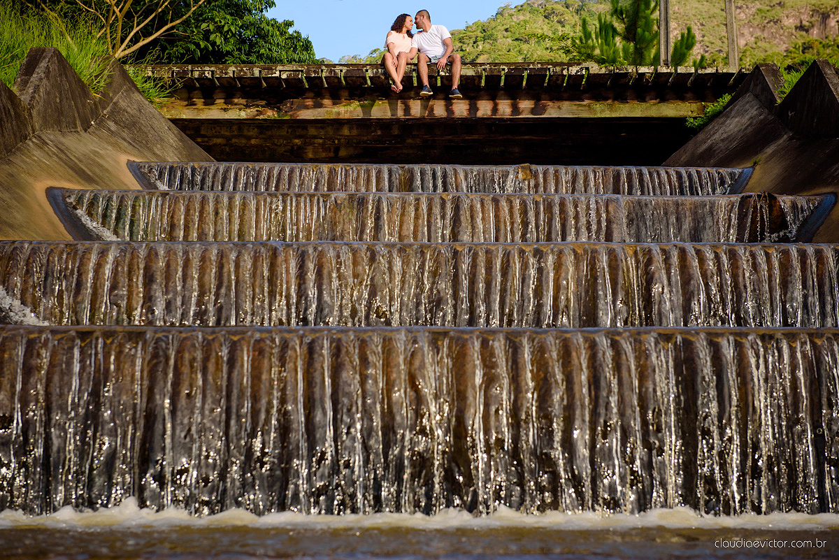 Ensaio pre wedding no campo. Noivos espontaneos e sorridentes preparando para o casamento por fotógrafos de casamento de Vila Velha fotógrafos de casamento de Vitória fotógrafos de casamento de Serra Espirito Santo ES