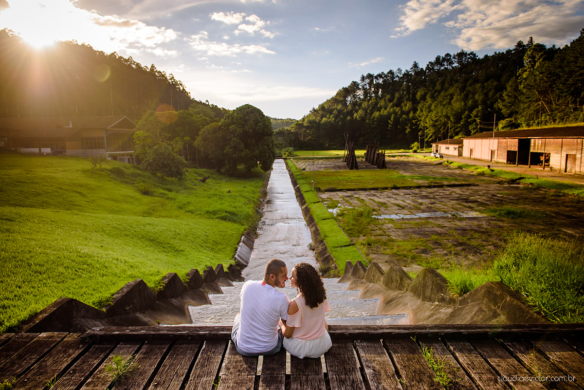 Ensaio pre wedding no campo. Noivos espontaneos e sorridentes preparando para o casamento por fotógrafos de casamento de Vila Velha fotógrafos de casamento de Vitória fotógrafos de casamento de Serra Espirito Santo ES