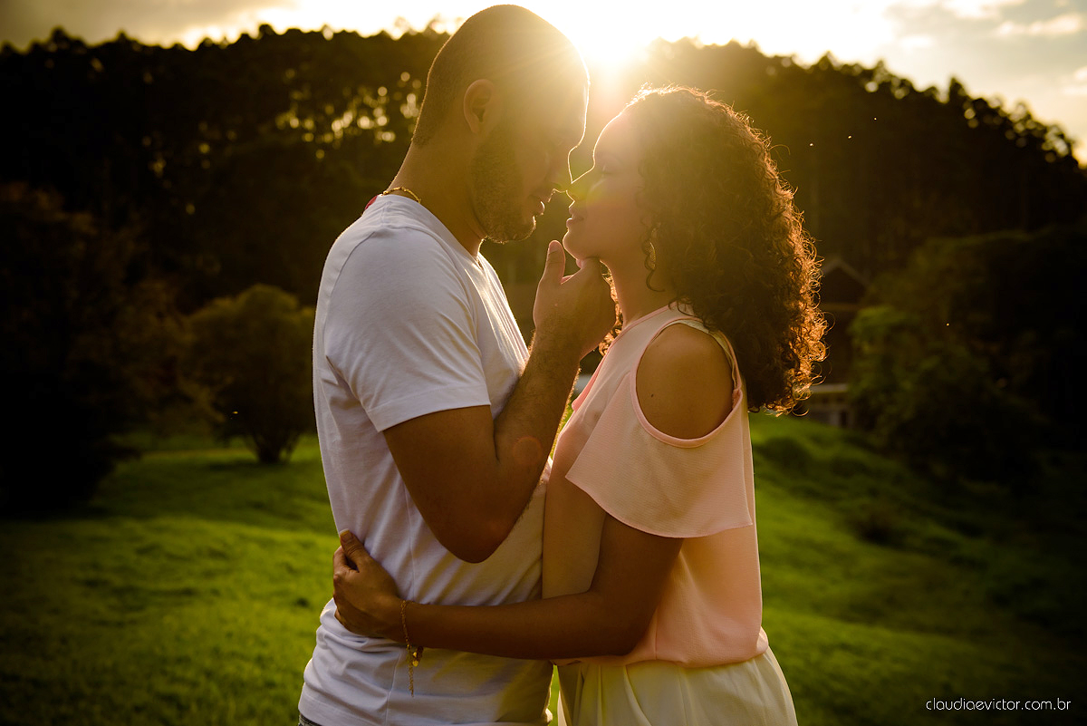 Ensaio pre wedding no campo. Noivos espontaneos e sorridentes preparando para o casamento por fotógrafos de casamento de Vila Velha fotógrafos de casamento de Vitória fotógrafos de casamento de Serra Espirito Santo ES