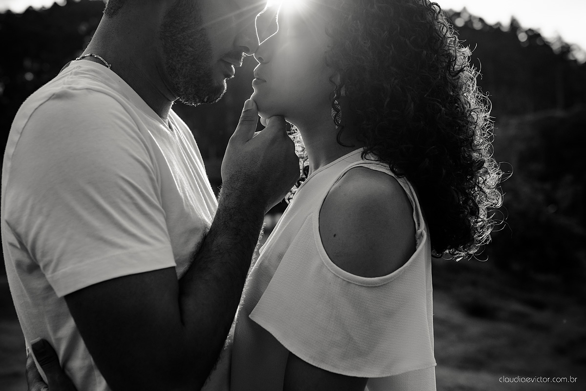 Ensaio pre wedding no campo. Noivos espontaneos e sorridentes preparando para o casamento por fotógrafos de casamento de Vila Velha fotógrafos de casamento de Vitória fotógrafos de casamento de Serra Espirito Santo ES