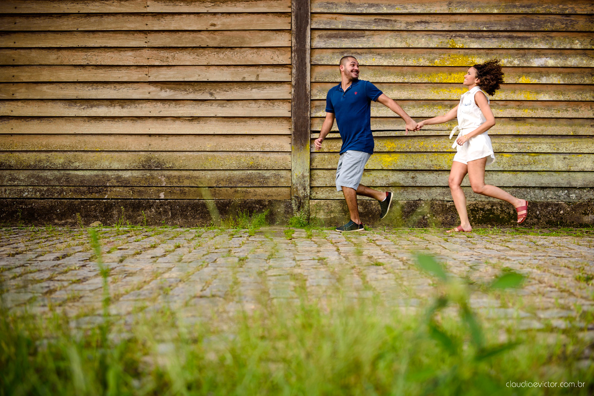 Ensaio pre wedding no campo. Noivos espontaneos e sorridentes preparando para o casamento por fotógrafos de casamento de Vila Velha fotógrafos de casamento de Vitória fotógrafos de casamento de Serra Espirito Santo ES