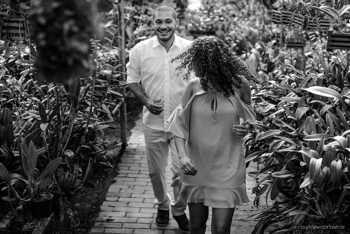 Ensaio pre wedding no campo. Noivos espontaneos e sorridentes preparando para o casamento por fotógrafos de casamento de Vila Velha fotógrafos de casamento de Vitória fotógrafos de casamento de Serra Espirito Santo ES