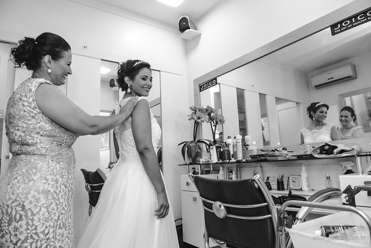 Lindo casamento ao ar livre de dia realizado por fotógrafos de casamento de Vila Velha fotógrafos de casamento de Vitória fotógrafos de casamento de Serra Espirito Santo ES com noivo e noiva