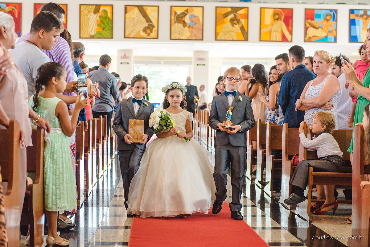 Lindo casamento ao ar livre de dia realizado por fotógrafos de casamento de Vila Velha fotógrafos de casamento de Vitória fotógrafos de casamento de Serra Espirito Santo ES com noivo e noiva