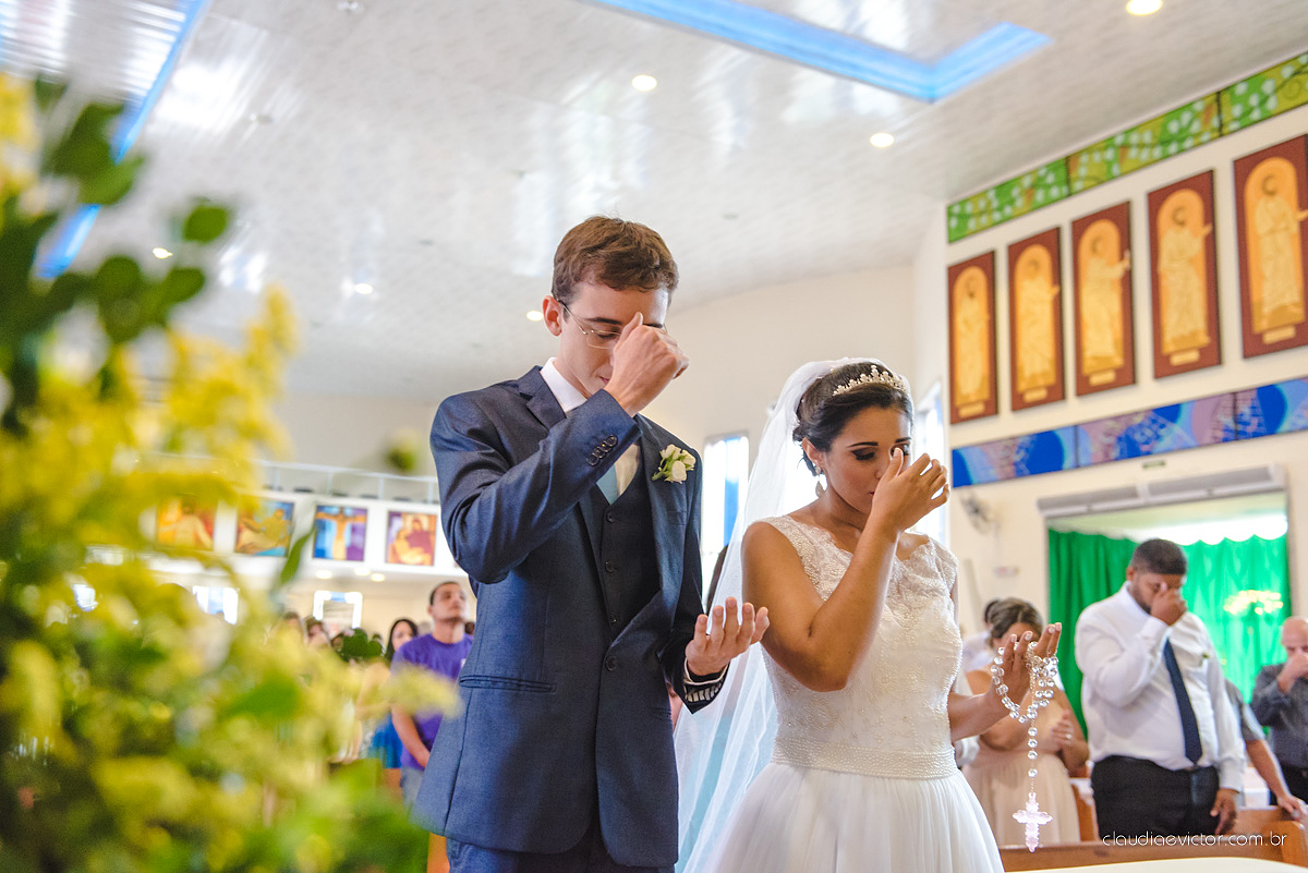 Lindo casamento ao ar livre de dia realizado por fotógrafos de casamento de Vila Velha fotógrafos de casamento de Vitória fotógrafos de casamento de Serra Espirito Santo ES com noivo e noiva