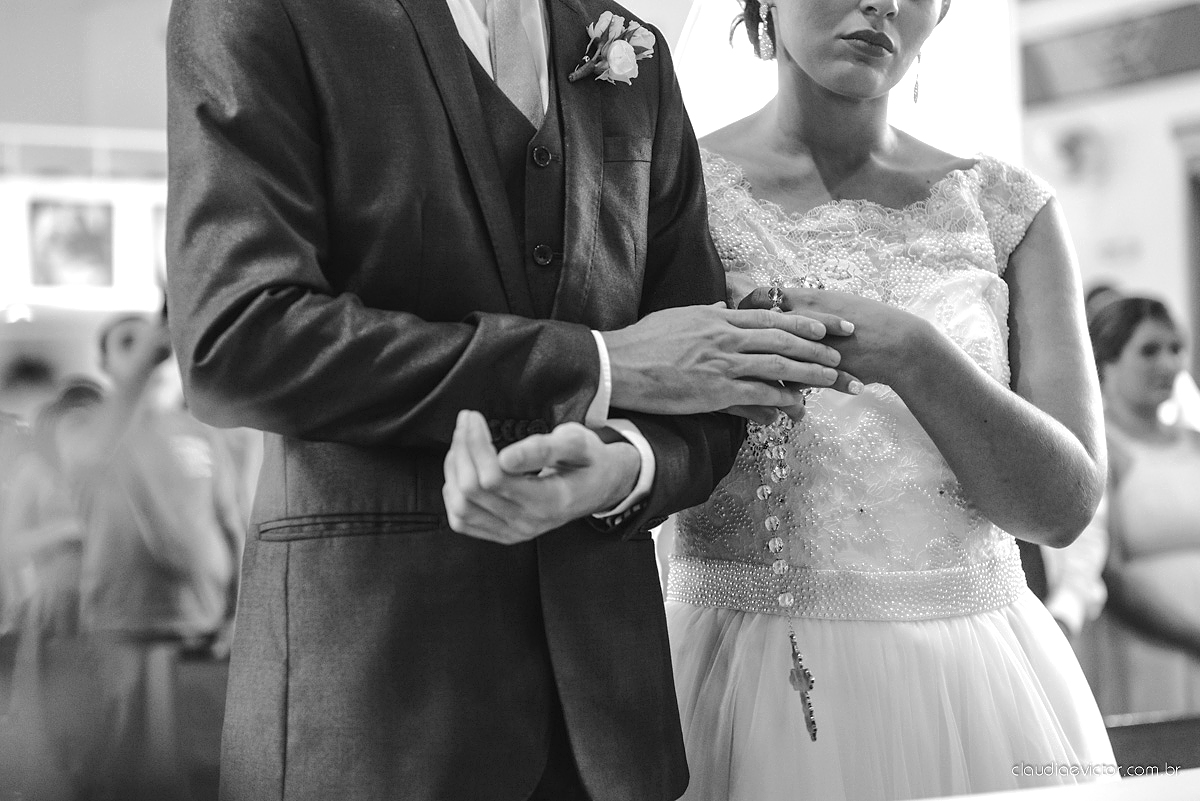 Lindo casamento ao ar livre de dia realizado por fotógrafos de casamento de Vila Velha fotógrafos de casamento de Vitória fotógrafos de casamento de Serra Espirito Santo ES com noivo e noiva