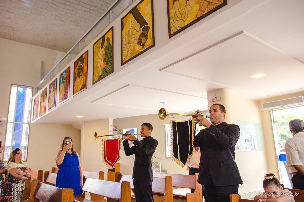 Lindo casamento ao ar livre de dia realizado por fotógrafos de casamento de Vila Velha fotógrafos de casamento de Vitória fotógrafos de casamento de Serra Espirito Santo ES com noivo e noiva