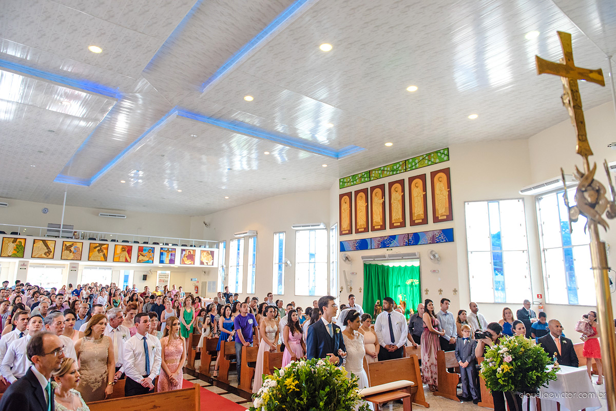 Lindo casamento ao ar livre de dia realizado por fotógrafos de casamento de Vila Velha fotógrafos de casamento de Vitória fotógrafos de casamento de Serra Espirito Santo ES com noivo e noiva