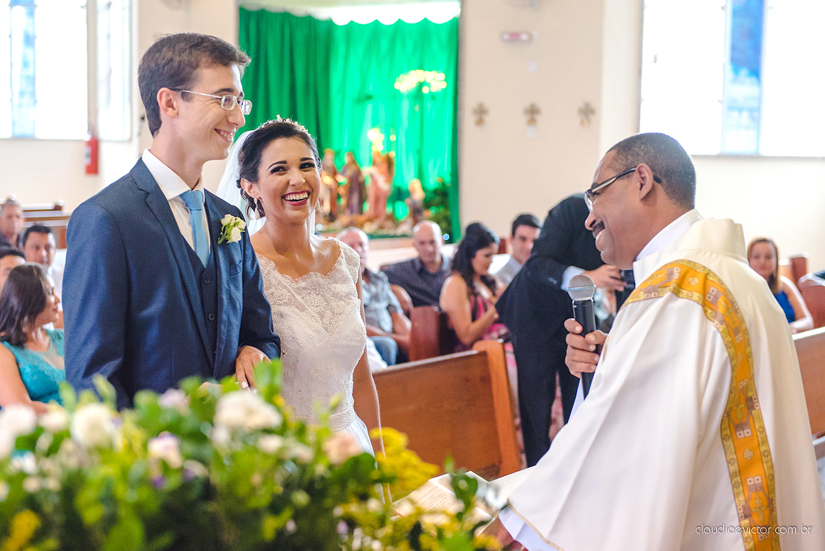 Lindo casamento ao ar livre de dia realizado por fotógrafos de casamento de Vila Velha fotógrafos de casamento de Vitória fotógrafos de casamento de Serra Espirito Santo ES com noivo e noiva