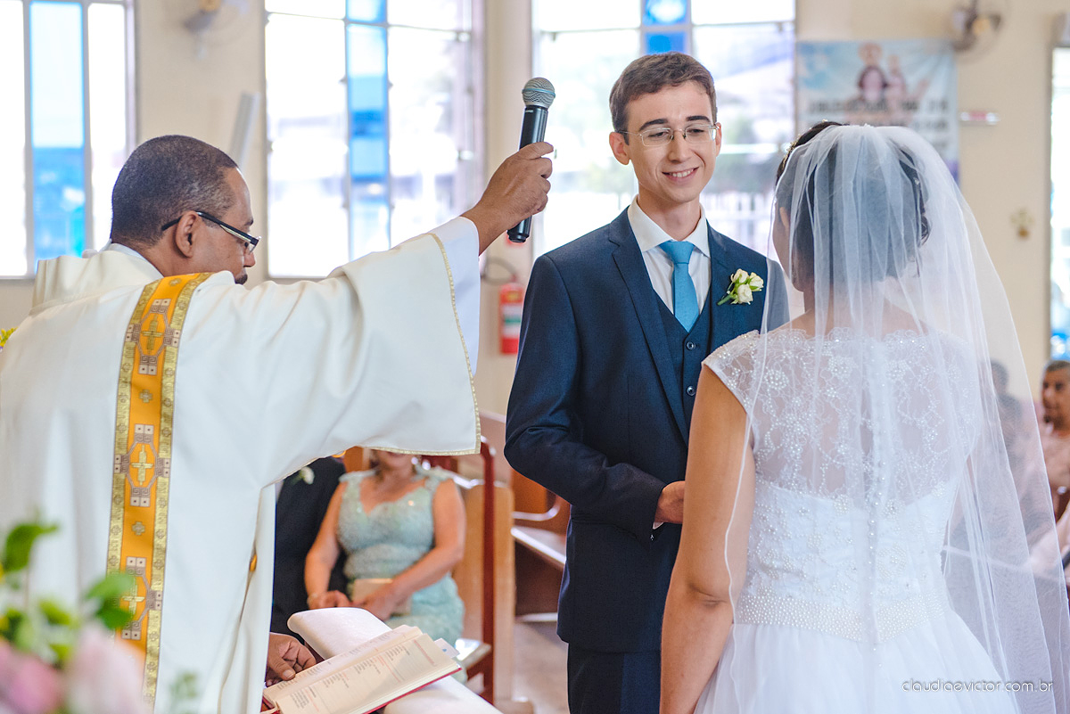 Lindo casamento ao ar livre de dia realizado por fotógrafos de casamento de Vila Velha fotógrafos de casamento de Vitória fotógrafos de casamento de Serra Espirito Santo ES com noivo e noiva