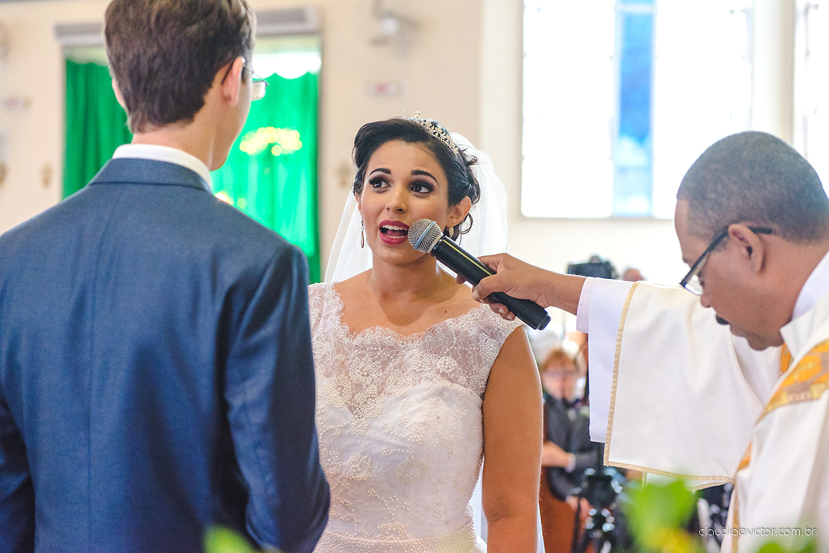 Lindo casamento ao ar livre de dia realizado por fotógrafos de casamento de Vila Velha fotógrafos de casamento de Vitória fotógrafos de casamento de Serra Espirito Santo ES com noivo e noiva