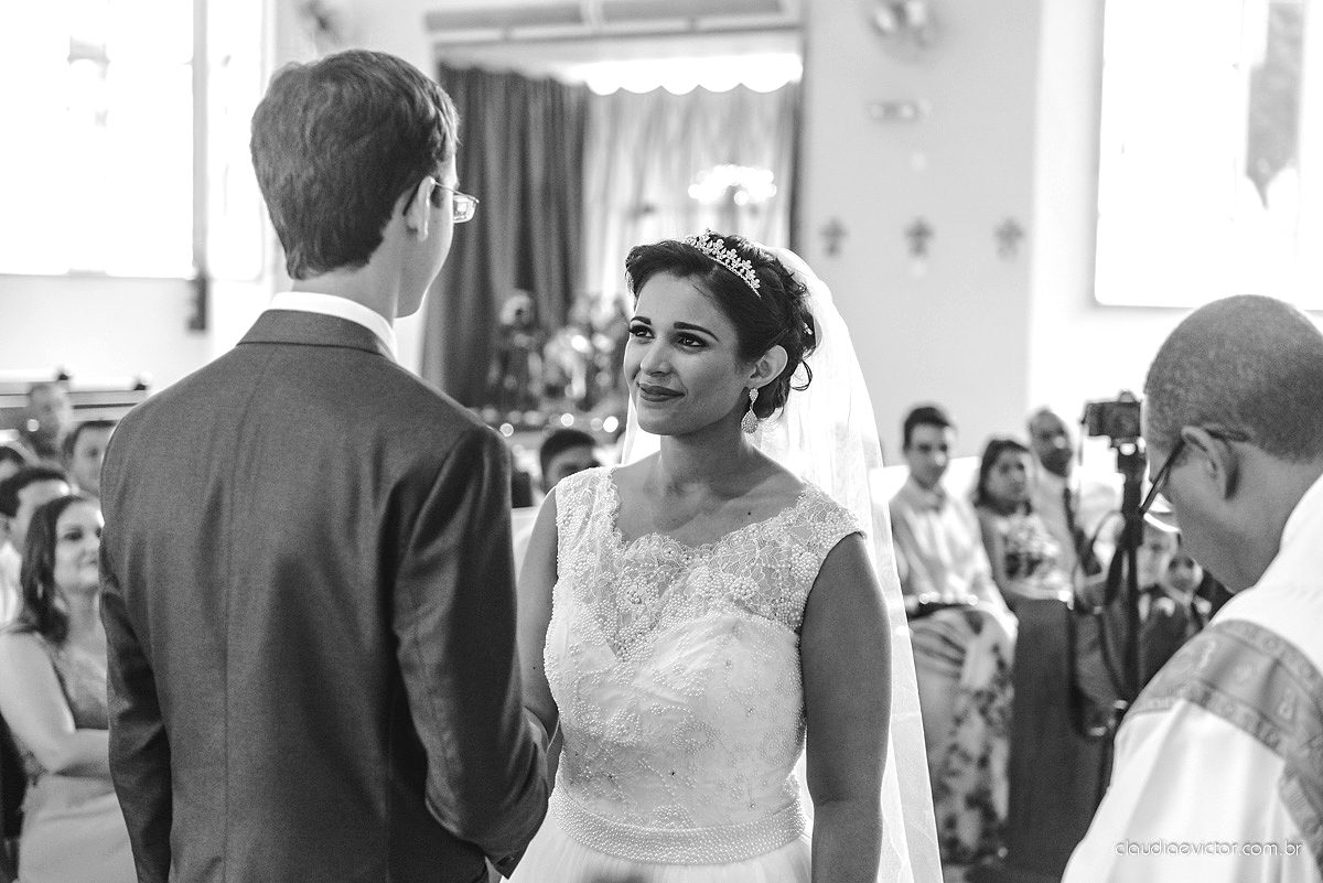 Lindo casamento ao ar livre de dia realizado por fotógrafos de casamento de Vila Velha fotógrafos de casamento de Vitória fotógrafos de casamento de Serra Espirito Santo ES com noivo e noiva