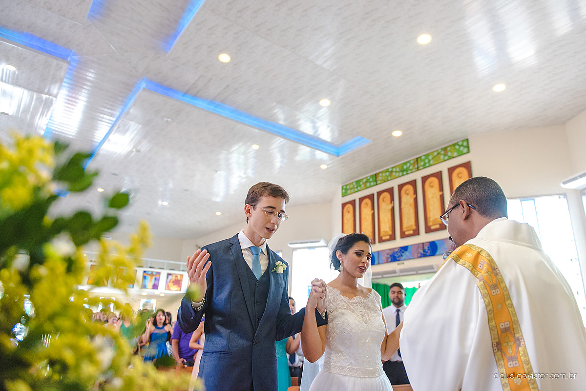 Lindo casamento ao ar livre de dia realizado por fotógrafos de casamento de Vila Velha fotógrafos de casamento de Vitória fotógrafos de casamento de Serra Espirito Santo ES com noivo e noiva