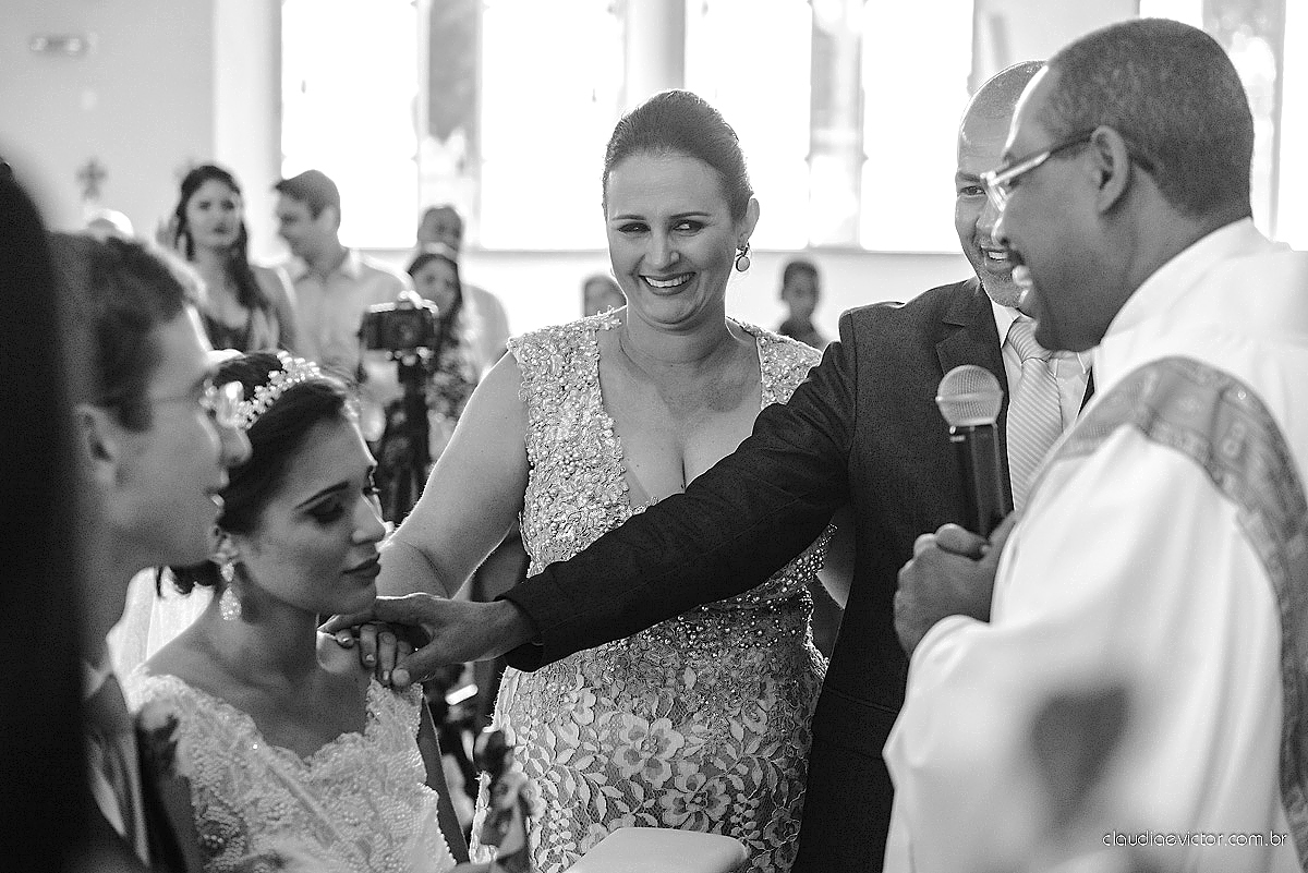 Lindo casamento ao ar livre de dia realizado por fotógrafos de casamento de Vila Velha fotógrafos de casamento de Vitória fotógrafos de casamento de Serra Espirito Santo ES com noivo e noiva