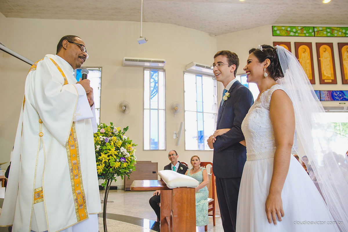 Lindo casamento ao ar livre de dia realizado por fotógrafos de casamento de Vila Velha fotógrafos de casamento de Vitória fotógrafos de casamento de Serra Espirito Santo ES com noivo e noiva
