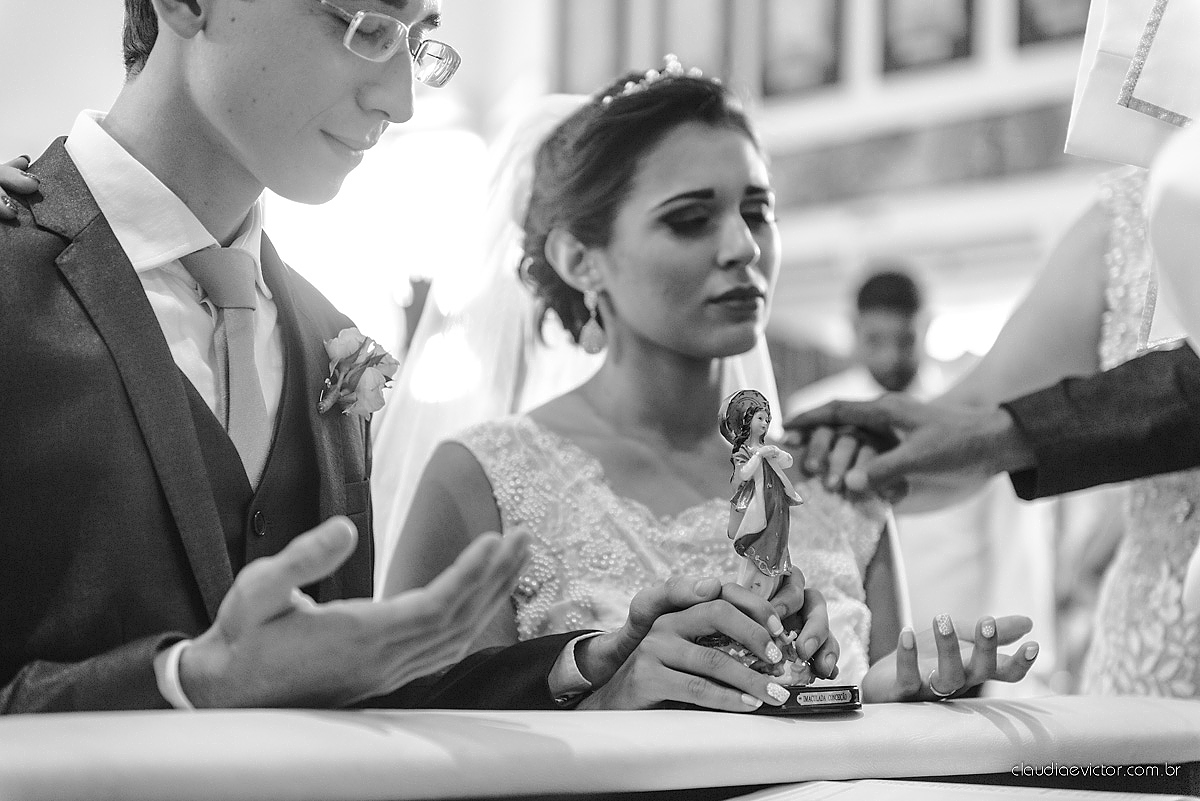 Lindo casamento ao ar livre de dia realizado por fotógrafos de casamento de Vila Velha fotógrafos de casamento de Vitória fotógrafos de casamento de Serra Espirito Santo ES com noivo e noiva