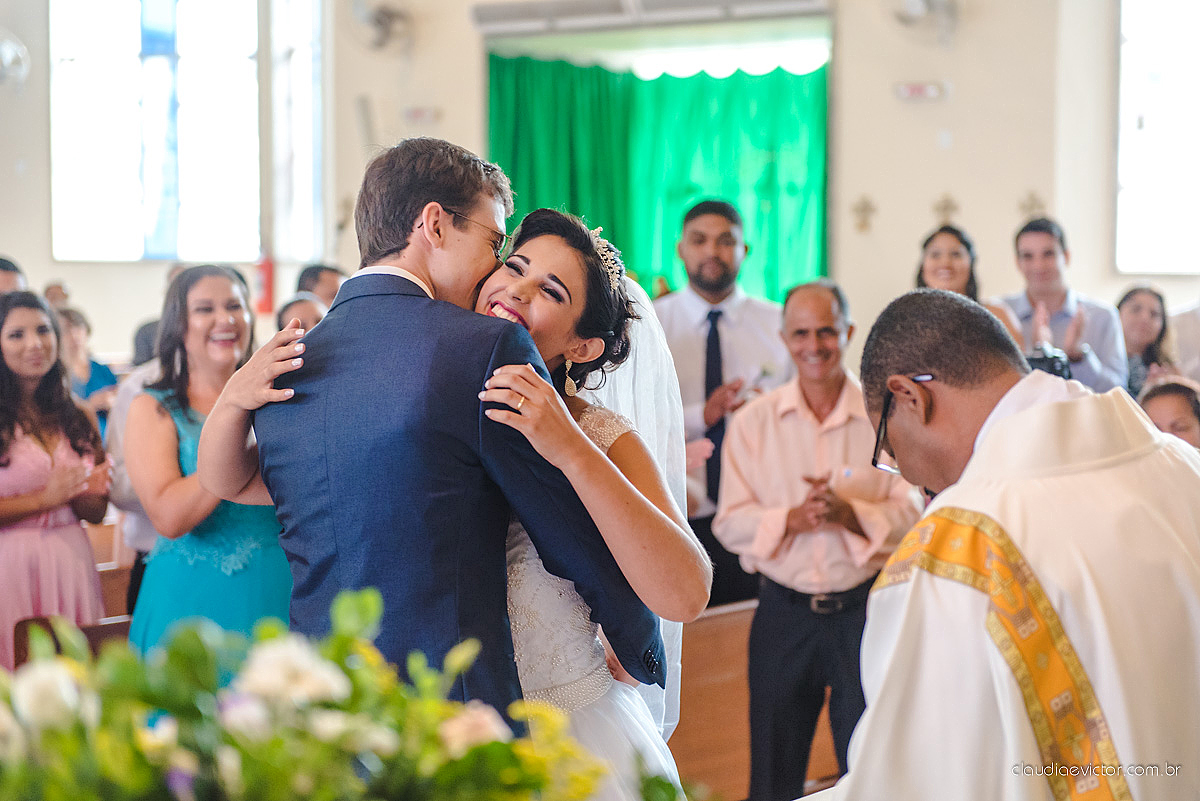 Lindo casamento ao ar livre de dia realizado por fotógrafos de casamento de Vila Velha fotógrafos de casamento de Vitória fotógrafos de casamento de Serra Espirito Santo ES com noivo e noiva
