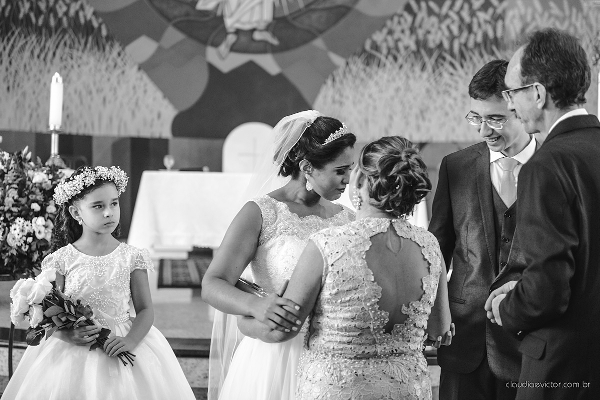 Lindo casamento ao ar livre de dia realizado por fotógrafos de casamento de Vila Velha fotógrafos de casamento de Vitória fotógrafos de casamento de Serra Espirito Santo ES com noivo e noiva