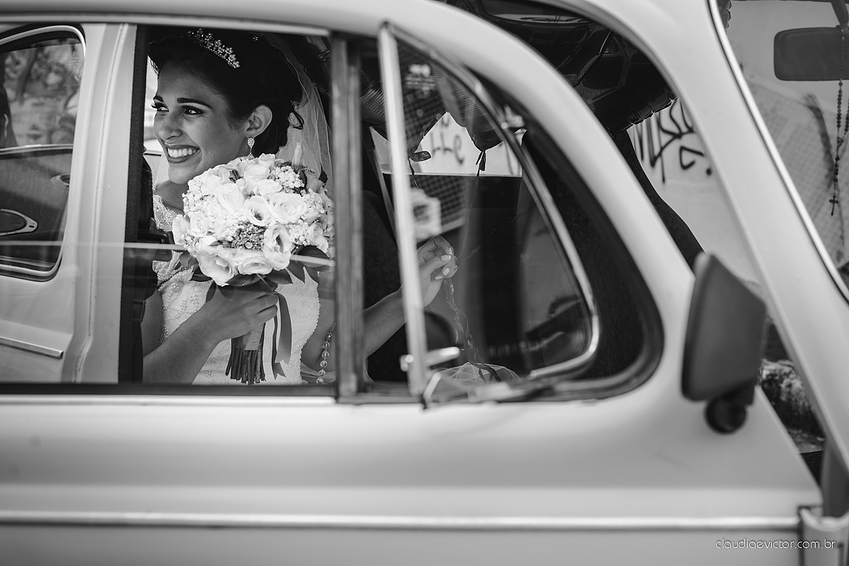 Lindo casamento ao ar livre de dia realizado por fotógrafos de casamento de Vila Velha fotógrafos de casamento de Vitória fotógrafos de casamento de Serra Espirito Santo ES com noivo e noiva